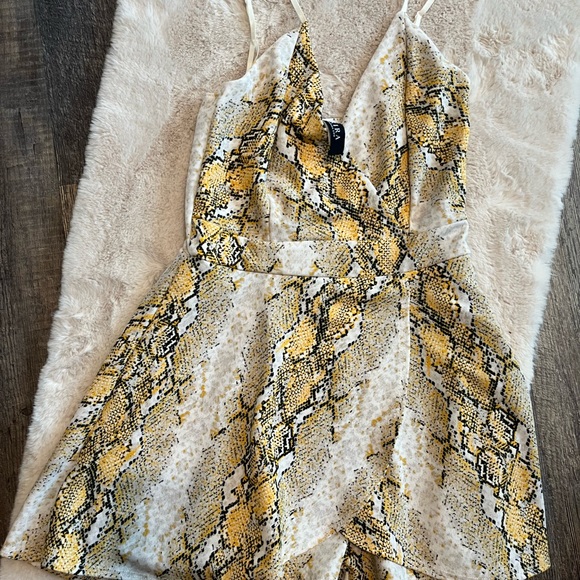 AKIRA Skort Romper in yellow and black snakeskin Women’s size Large - Picture 1 of 5